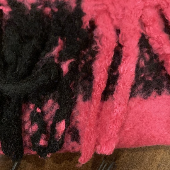 NWT Victoria’s Secret Fuchsia Buffalo Check Scarf - Winter Angel Collection - Picture 5 of 13